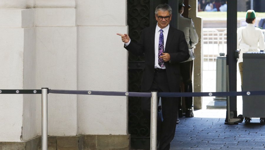 Ministro de Hacienda bromeó al llegar a La Moneda afeitado: "Concluí que la barba me ha traído mala suerte"