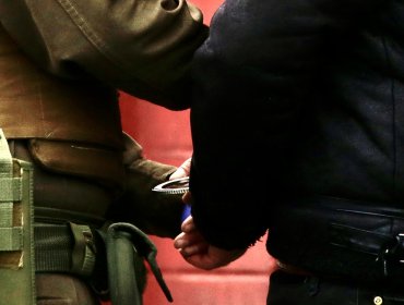 Joven extranjero fue detenido por porte de armas blancas y drogas en el centro de Santiago
