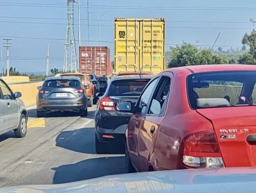 Camión del aseo colisiona con otra máquina pesada en el camino La Pólvora de Valparaíso