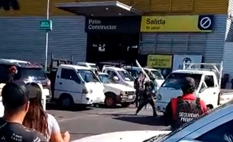 Captan violenta pelea entre conductores de fletes en estacionamiento de local comercial en Viña del Mar