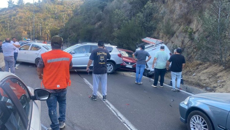 Alta congestión vehicular generó colisión múltiple en ruta Las Palmas en dirección a Viña del Mar