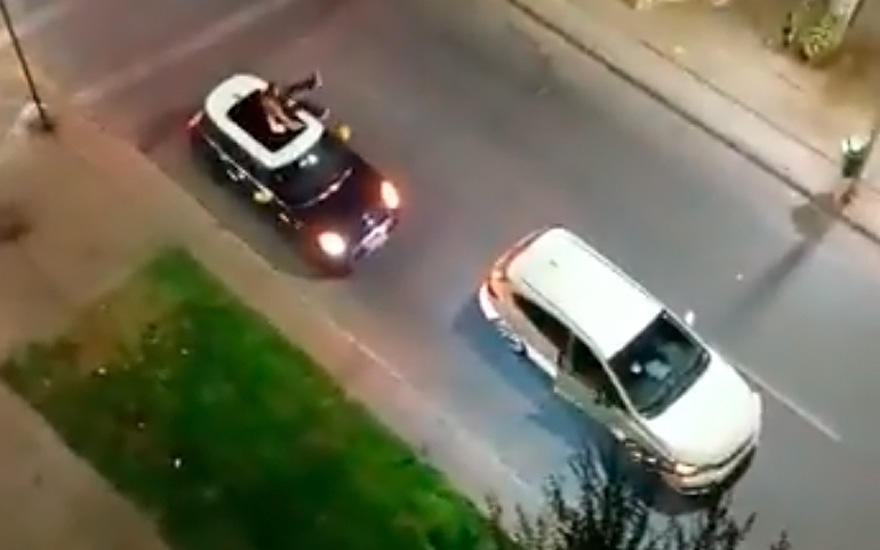 Mujer resulta lesionada tras subir al techo de su auto para impedir que  delincuentes huyeran con él en Santiago | Puranoticia.cl