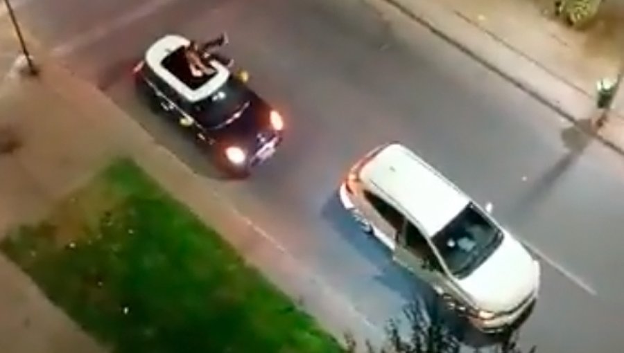 Mujer resulta lesionada tras subir al techo de su auto para impedir que delincuentes huyeran con él en Santiago