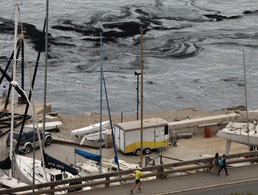 Anuncian querella por manchas oleosas en la bahía de Viña del Mar: Ripamonti plantea que "puede ser contaminación por hidrocarburos"
