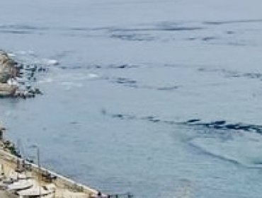 Preocupación generan manchas oleosas en la bahía de Viña del Mar: Gobernación Marítima dice que se trataría de hollín