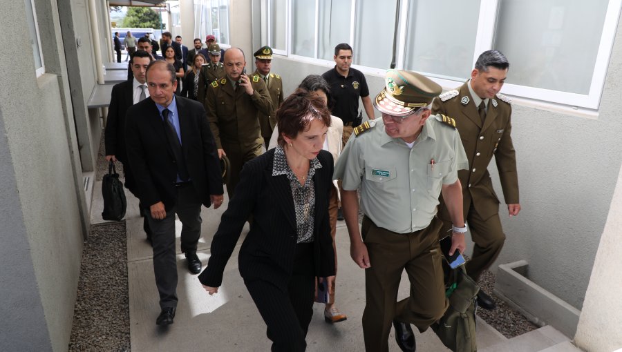 Ministra del Interior arribó sorpresivamente a Concepción y participó en velorio del cabo Salazar
