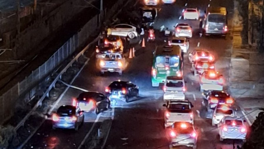 Dos personas lesionadas dejó colisión y posterior volcamiento de vehículo en Av. España en dirección a Viña del Mar