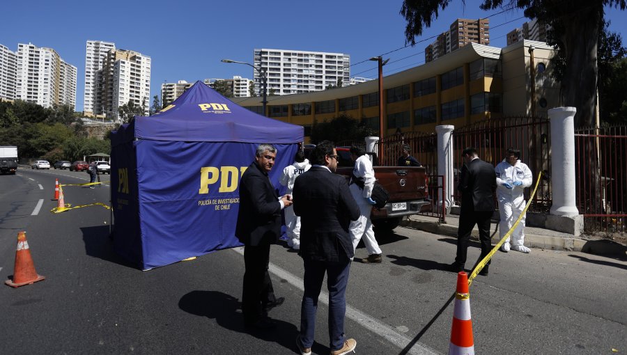 Una persona murió acribillada en las afueras de un colegio en Valparaíso: hubo más de 10 tiros y atacantes huyeron a la ruta 68