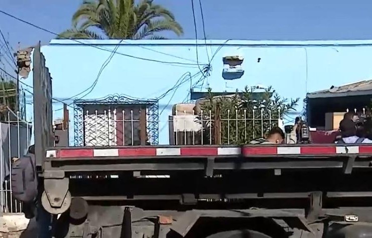 Desalojo de vivienda tomada por extranjeros termina con dos detenidos e incautación de drogas y armas en Estación Central