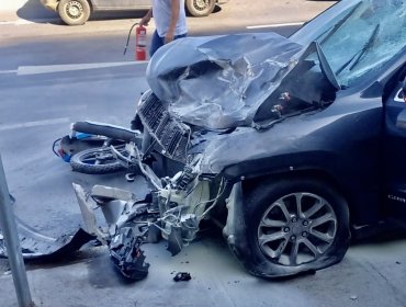 Violenta colisión entre camioneta y motocicleta deja dos personas fallecidas frente al Reloj de Flores de Viña del Mar