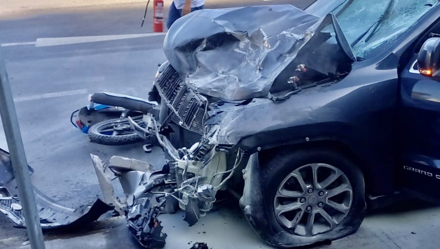 Violenta colisión entre camioneta y motocicleta deja dos personas fallecidas frente al Reloj de Flores de Viña del Mar