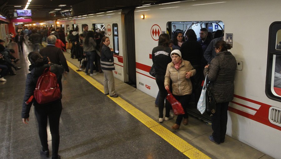 Línea 1 del Metro de Santiago se encuentra con funcionamiento parcial por problema técnico