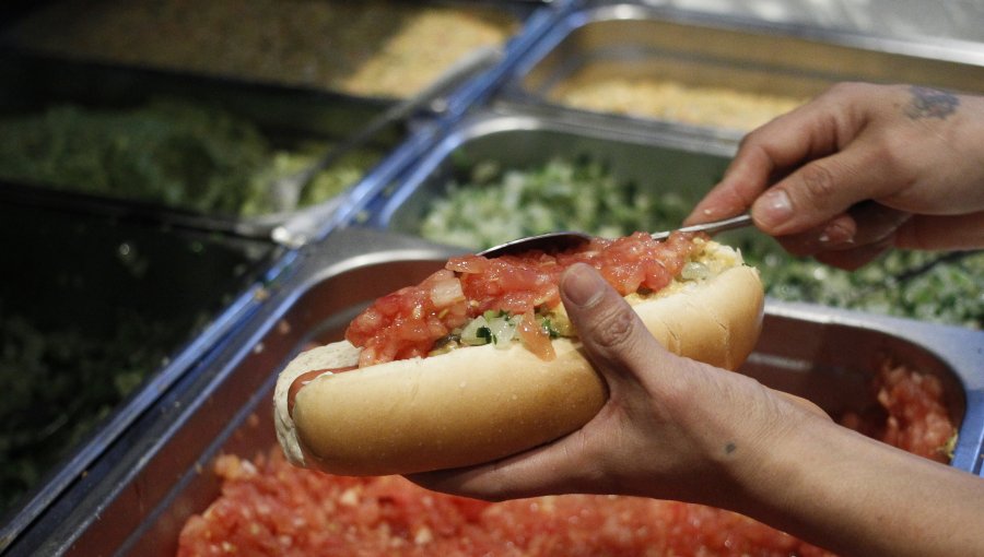 Adulta mayor murió tras ahogarse mientras comía un completo en local de comida rápida en San Antonio