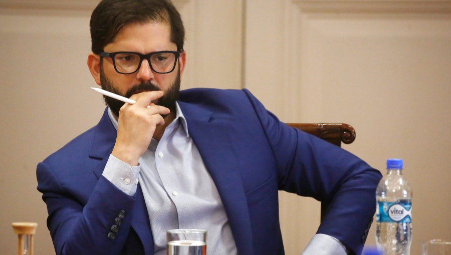 Oposición amenaza con acusar constitucionalmente a presidente Boric tras contradicciones del Ejecutivo por indultos