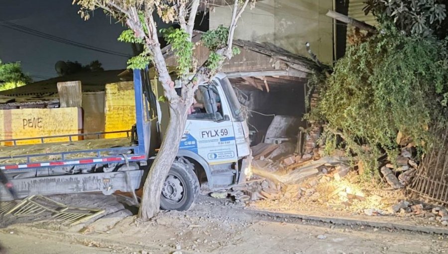 Persecución terminó con camión grúa impactando una casa tras perder el control en Cerro Navia