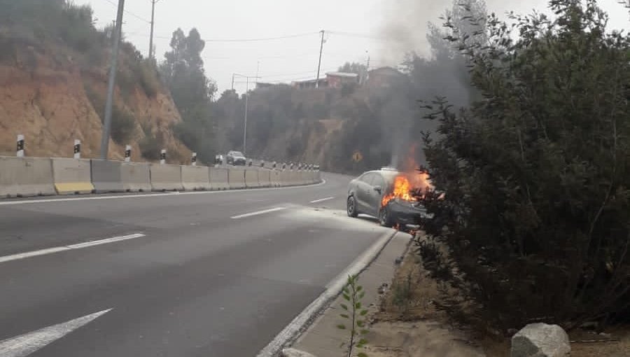 Alta congestión vehicular provocó el incendio de un auto en ruta Las Palmas en dirección a Santiago