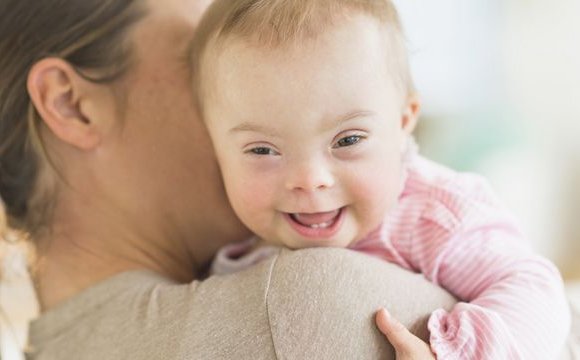 La drástica caída de nacimientos de bebés con síndrome de Down en Europa y el debate que genera