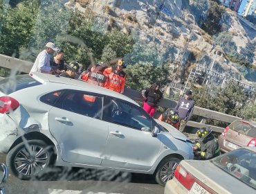 Alta congestión generó la colisión entre tres vehículos en la Av. España en dirección a Valparaíso