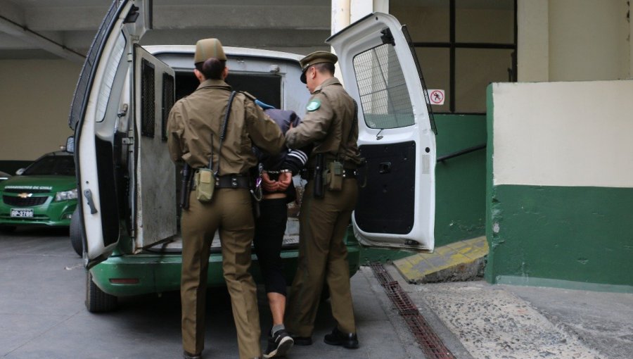 Detienen a dos delincuentes que asaltaron a peatones y automovilistas con armas largas en comunas de la región Metropolitana