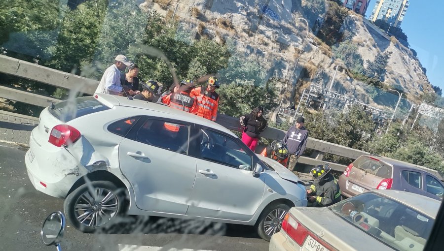 Alta congestión generó la colisión entre tres vehículos en la Av. España en dirección a Valparaíso