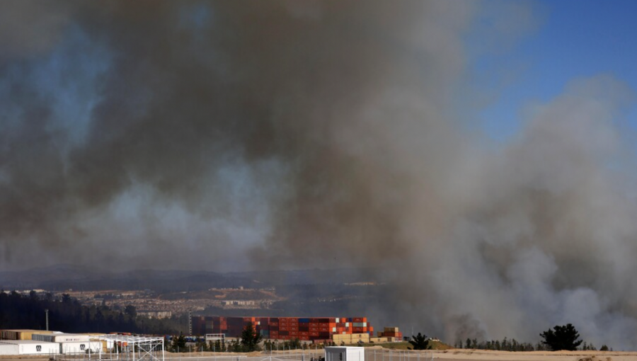 Alerta Roja en comuna de Valparaíso por incendios forestales en combate