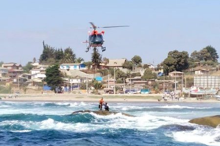 Rescatan a dos personas que quedaron atrapados en roqueríos del sector de caleta Loncura en Quintero