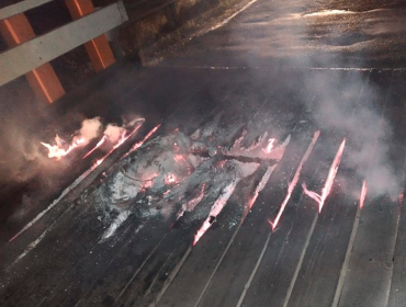 Desconocidos quemaron puente en Perquenco y dejaron lienzo con amenazas de muerte a diputados