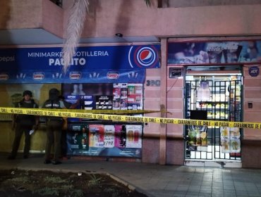 Trabajador de minimarket fue baleado en su cabeza por delincuentes en Santiago: se encuentra en riesgo vital