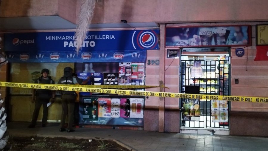 Trabajador de minimarket fue baleado en su cabeza por delincuentes en Santiago: se encuentra en riesgo vital