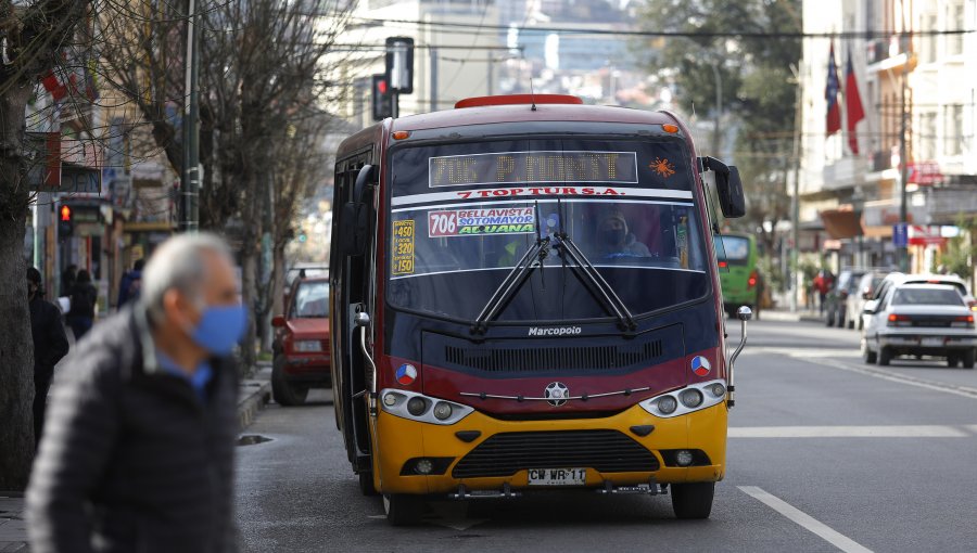 Peligroso retroceso de bus captado en marcha de estudiantes en Valparaíso