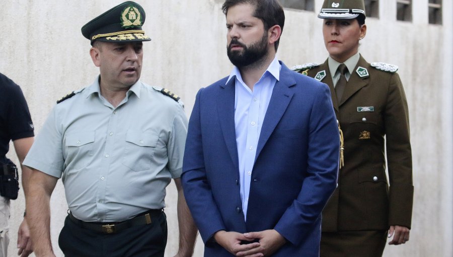 Presidente Gabriel Boric visitó escuela de suboficiales y se presentaron "cascos azules"