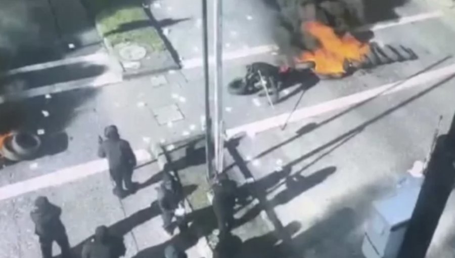 Encapuchados atacaron con bombas molotov sucursal de empresa Telsur en Temuco