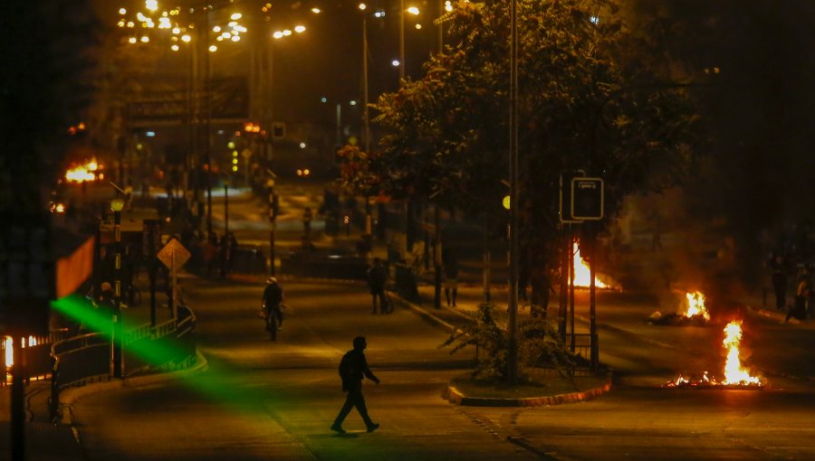 Tránsito cortado se registró por barricadas en avenida Grecia con Tobalaba en la comuna de Peñalolén