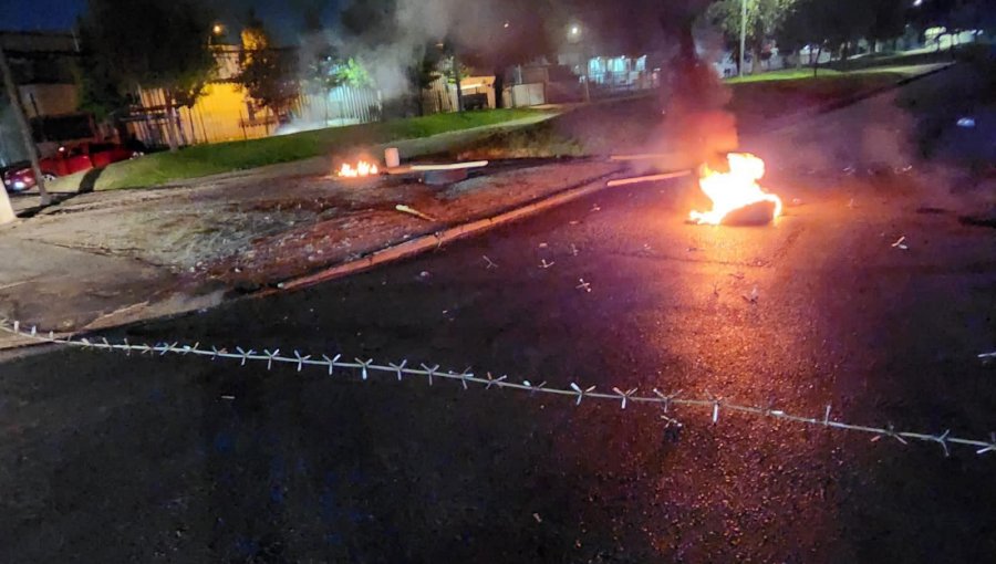 Delincuentes armados asaltaron bodegas de Starken en San Bernardo: en su huida lanzaron "miguelitos" y encendieron barricadas