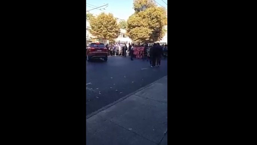 Estudiantes marchan por las calles del plan de Valparaíso en el marco del Día del Joven Combatiente