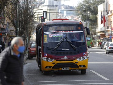 Peligroso retroceso de bus captado en marcha de estudiantes en Valparaíso