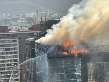 Incendio consumió restaurant Bocacielo en edificio Kennedy Plaza de Vitacura