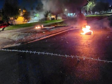 Delincuentes armados asaltaron bodegas de Starken en San Bernardo: en su huida lanzaron "miguelitos" y encendieron barricadas