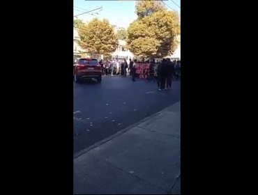 Estudiantes marchan por las calles del plan de Valparaíso en el marco del Día del Joven Combatiente