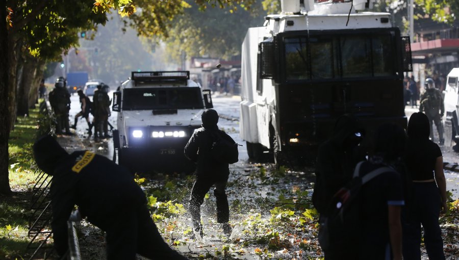 27 detenidos por incidentes en Santiago por el Día del Joven Combatiente: grupo se acercó a la casa del presidente Boric
