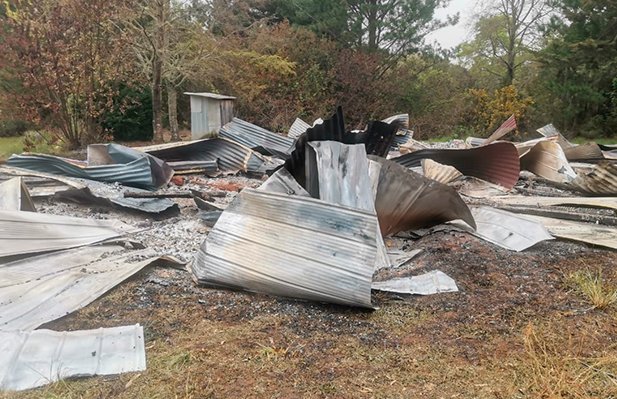 Una vivienda deshabitada resultó destruida tras ataque incendiario en Freire: dejan pancarta alusiva a presos mapuche