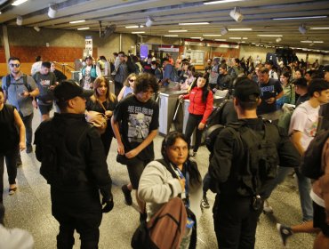 Metro de Santiago cerró siete estaciones de línea 1 por persona en la vía