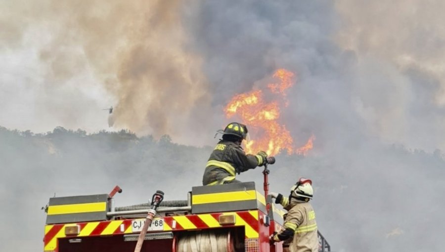 Sin avance y con intensidad media se mantiene el combate del incendio forestal que tiene con Alerta Roja a Casablanca