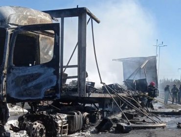 Encapuchados armados interceptaron a conductor y quemaron un camión en La Araucanía