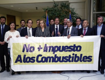 Parlamentarios UDI pidieron al Gobierno "transparentar" su postura por impuesto específico a los combustibles