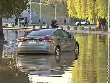 Inundación en arteria cercana al Parque O'Higgins causa alta congestión vehicular