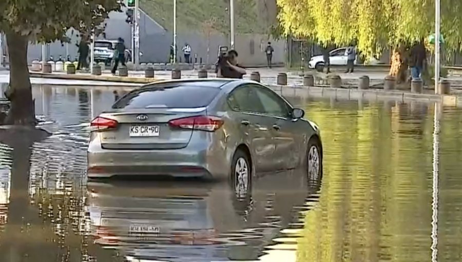 Inundación en arteria cercana al Parque O'Higgins causa alta congestión vehicular