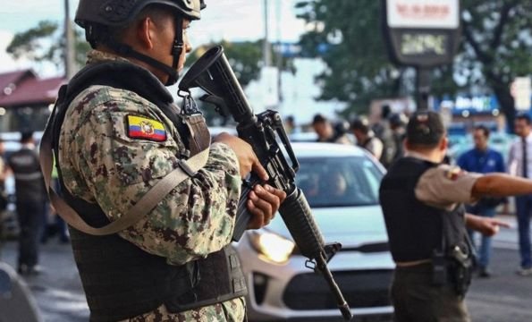 La polémica por el permiso para portar armas en Ecuador: “Significa volver al lejano oeste americano”