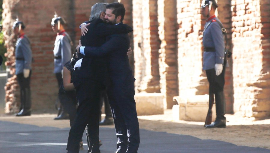 Gabriel Boric y Alberto Fernández conmemoraron aniversario de la Batalla de Maipú: Presidentes recrearon histórico abrazo