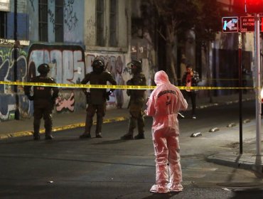Carabinero fue baleado en la cabeza en medio de fiscalización en el centro de Santiago: se encuentra grave